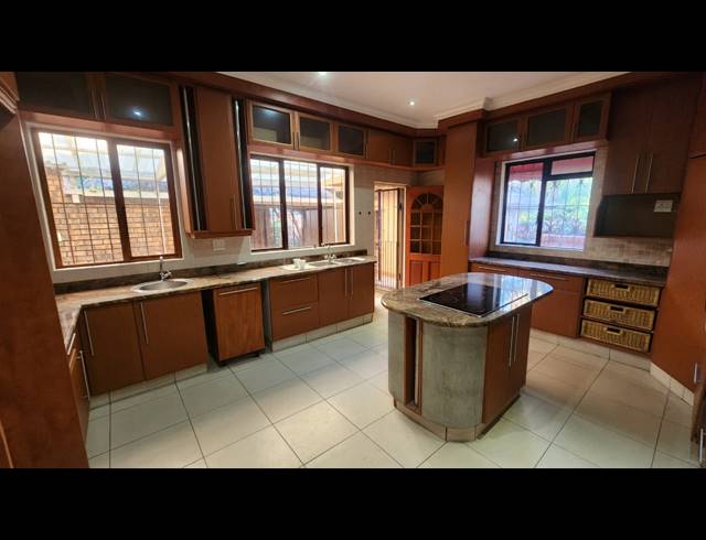 6 BEDROOM HOUSE FOR SALE IN UVONGO